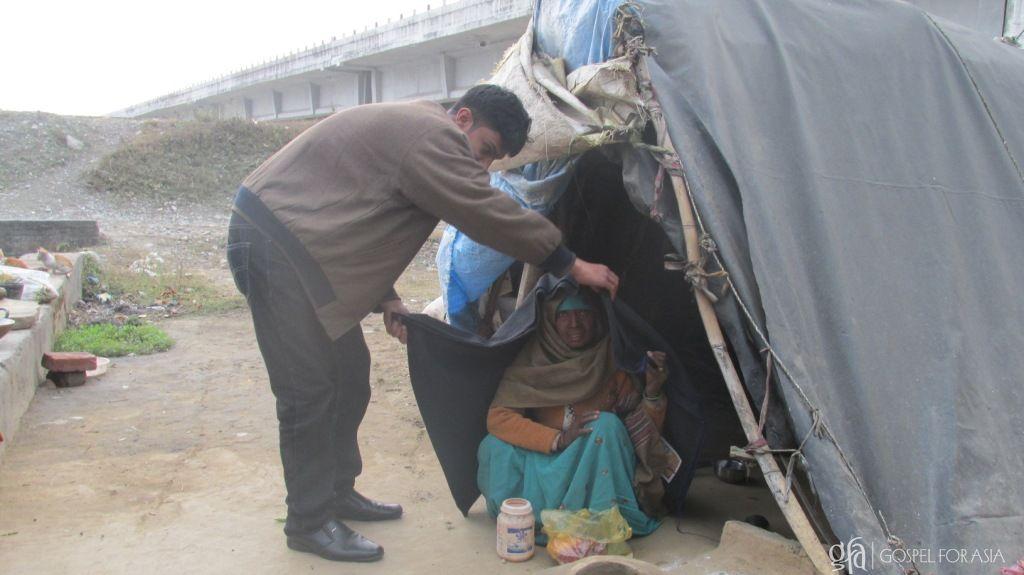 Slum Dwellers Suffer the Most Without Blankets to Keep Warm - KP Yohannan - Gospel for Asia