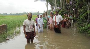 A GFA-supported pastor helps those affected by flooding in South Asia - KP Yohannan - Gospel for Asia