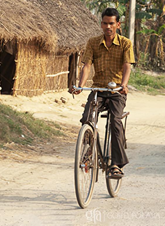 Tosa was presented with a Gospel for Asia bicycle by Pastor Gobi. With this useful gift, Tosa travels to the city and earns a better living.