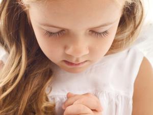 child-praying-girl
