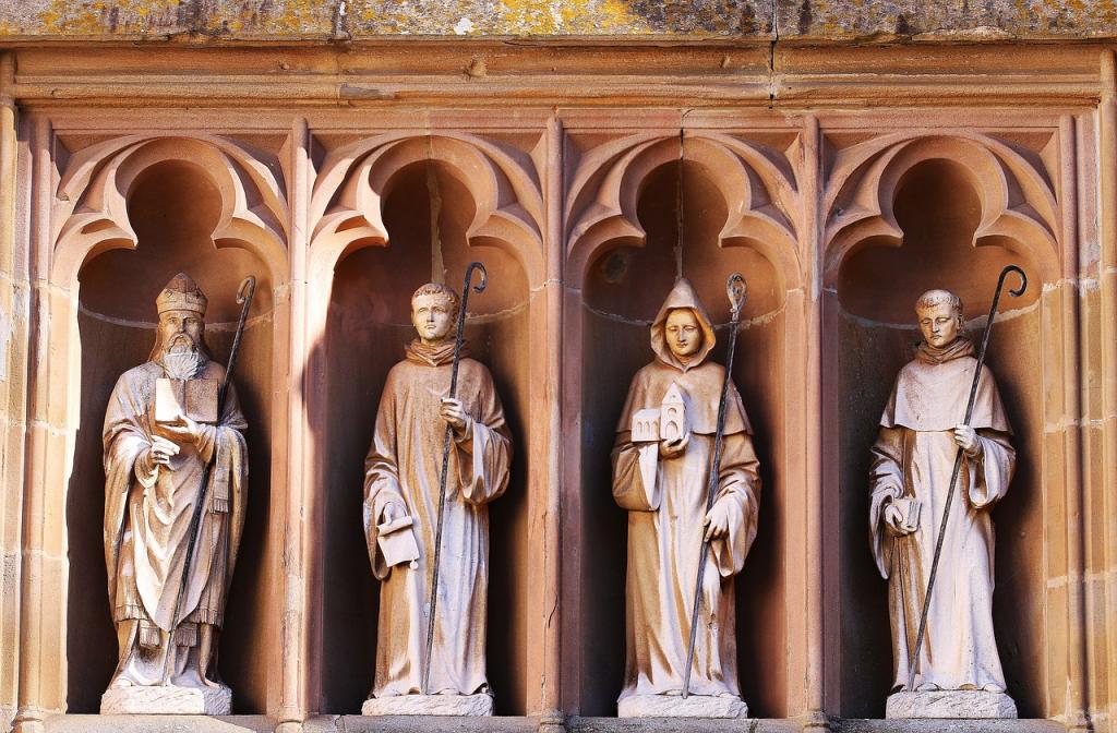 Statues at the Mariawald Abbey, Germany (Pixabay)