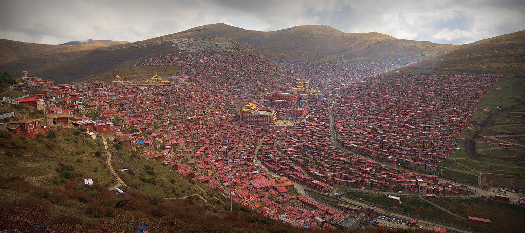 Larung Gar, Tibetan city in Sichuan, at 4000m high by Valerian Guillot (Flickr CC, edited)