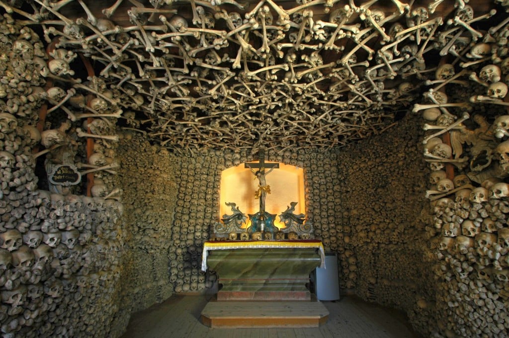 Poland_-_Czermna_-_Chapel_of_Skulls_-_interior_06