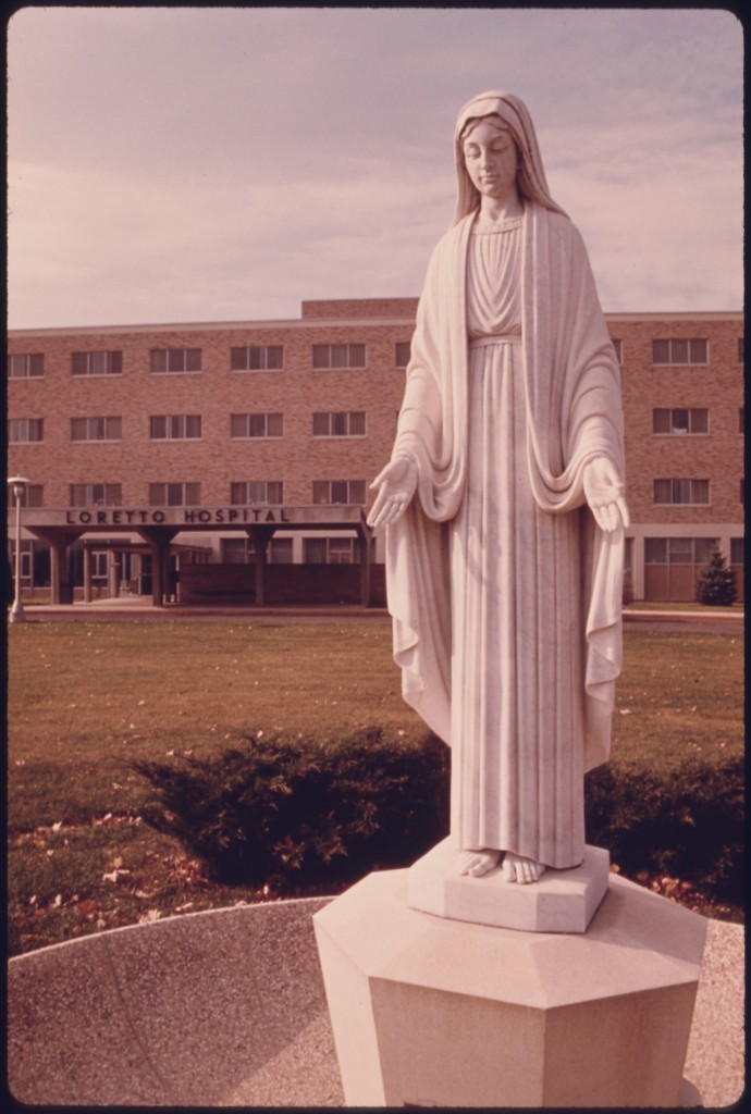 STATUE_OF_THE_VIRGIN_MAY_IN_FRONT_OF_THE_CATHOLIC_LORETTO_HOSPITAL_IN_NEW_ULM,_MINNESOTA._THE_TOWN_WAS_FOUNDED_BY_A..._-_NARA_-_558164