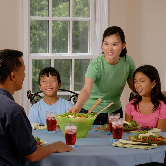 family-eating-at-the-table-619142_19201
