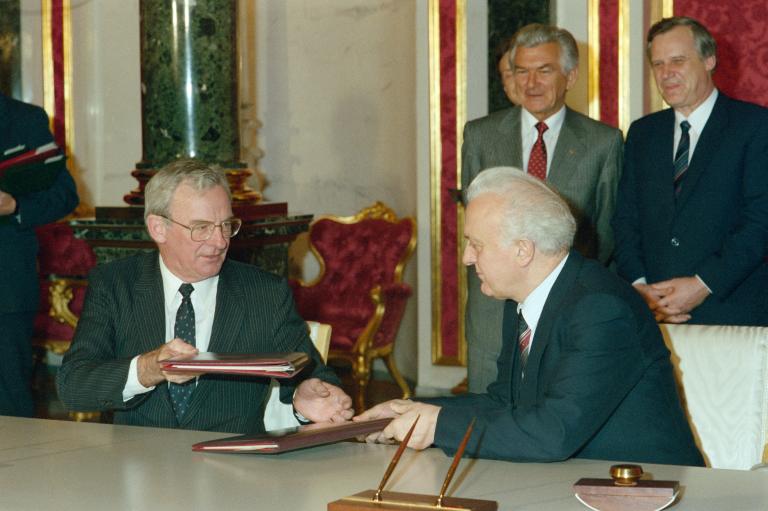 Bill Hayden with Russian Foreign Minister in 1988 (Department of Foreign Affairs and Trade CC BY 3.0 AU)