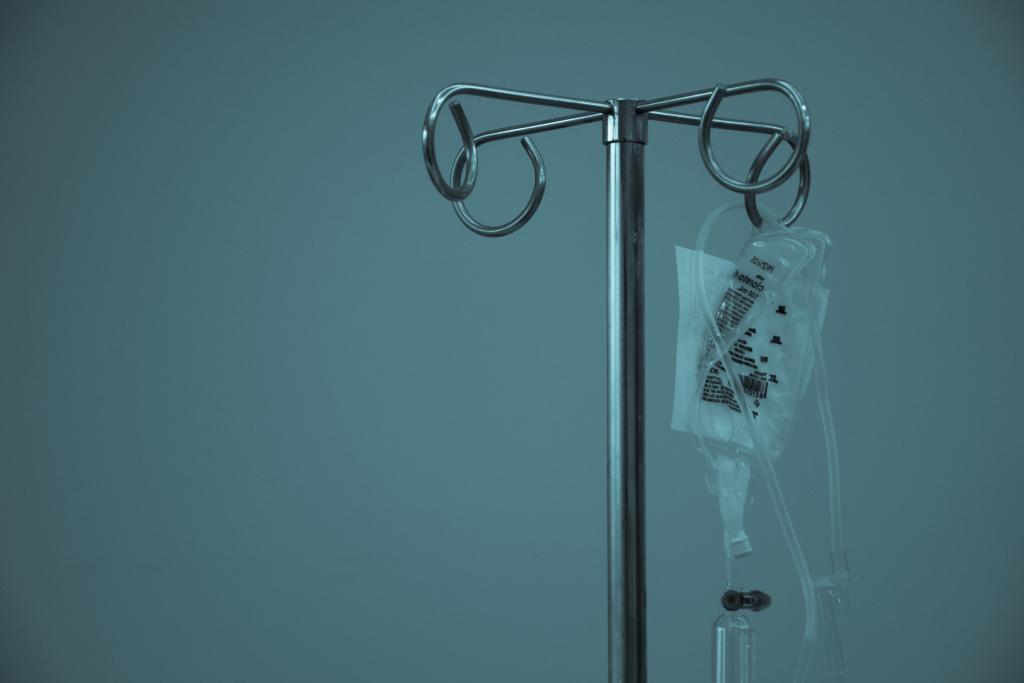 IV bag on stand (CC0: Marcelo Leal on Unsplash)