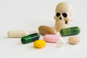 Pills with a skull (CC0 pixabay)