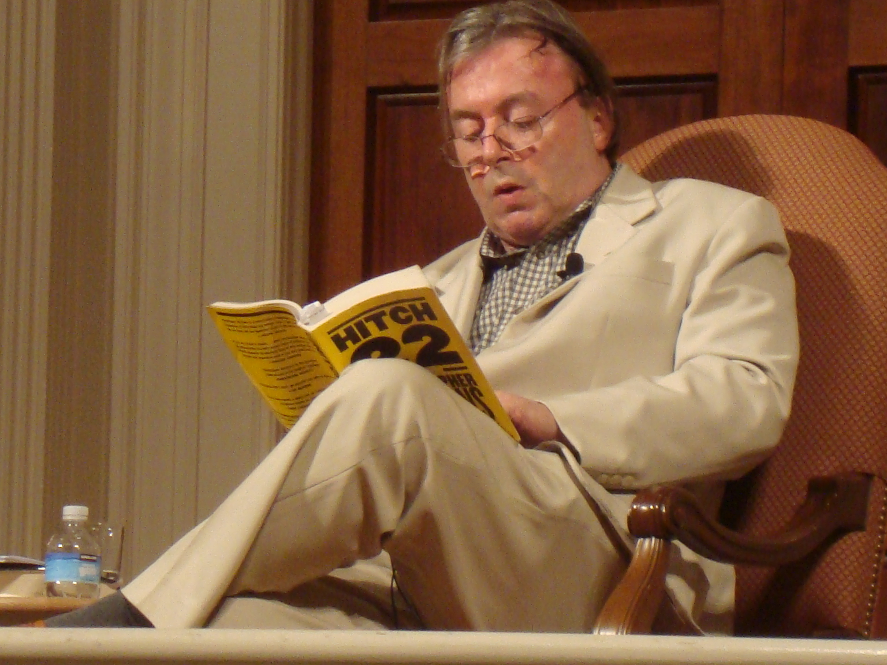 Christopher_Hitchens_reading_his_book_Hitch_22