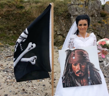 Tired of Booty Calls, Woman Makes Honest Man Out of 300-Year-Old Pirate Ghost