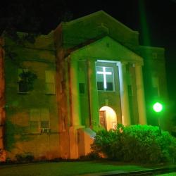 Texas Courthouse Illuminates Christian Crosses in Windows, Defying Legal Threat