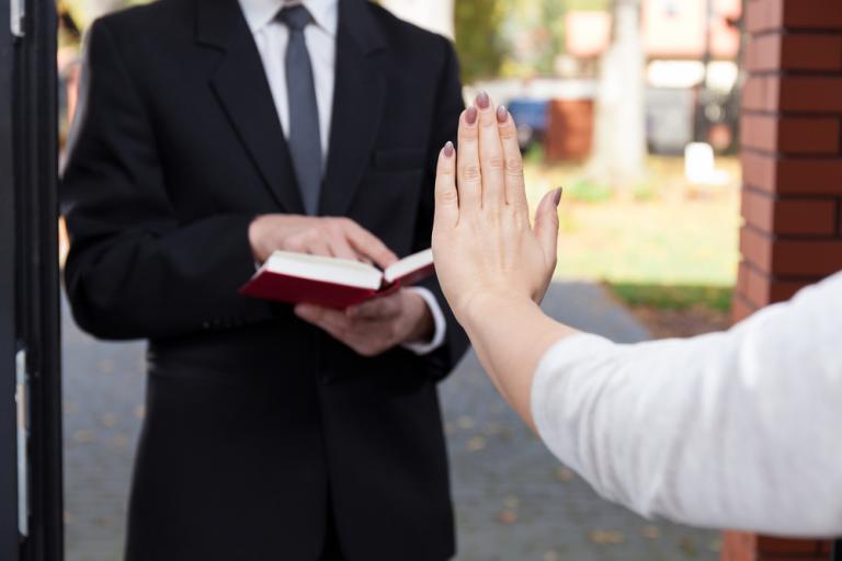 These ExJehovah’s Witnesses Want You to Know Why They Left a “Cult